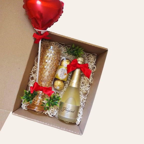 Gift Box Aniversario 1 | Regalos Personalizados | Boketto Lima. Regalos para mujeres y hombres en su Cumpleaños, Día de la Madre, Día del Padre, San Valentín. Regalos para mi novio o novia en nuestro Aniversario o Matrimonio. Detalles para regalar. Regalos a domicilio. Box de regalo. Gift Box en Lima. Gift Boxes Navideños.