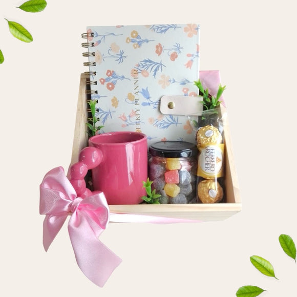 Gift Box Cumpleañera 8 | Regalos Personalizados | Boketto Lima. Regalos para mujeres y hombres en su Cumpleaños, Día de la Madre, Día del Padre, San Valentín. Regalos para mi novio o novia en nuestro Aniversario o Matrimonio. Detalles para regalar. Regalos a domicilio. Box de regalo. Gift Box en Lima.