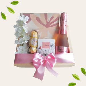 Gift Box Mujer 1 | Regalos Personalizados | Boketto Lima. Regalos para mujeres y hombres en su Cumpleaños, Día de la Madre, Día del Padre, San Valentín. Regalos para mi novio o novia en nuestro Aniversario o Matrimonio. Detalles para regalar. Regalos a domicilio. Box de regalo. Gift Box en Lima.