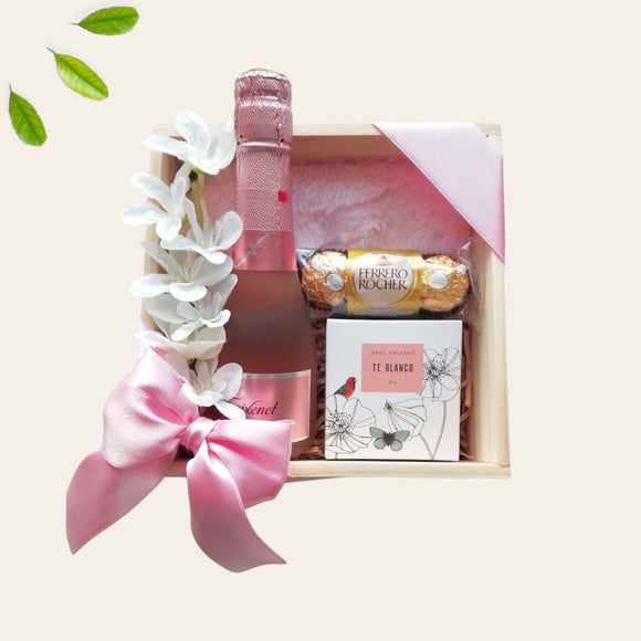 Gift Box Mujer 4 | Regalos Personalizados | Boketto Lima. Regalos para mujeres y hombres en su Cumpleaños, Día de la Madre, Día del Padre, San Valentín. Regalos para mi novio o novia en nuestro Aniversario o Matrimonio. Detalles para regalar. Regalos a domicilio. Box de regalo. Gift Box en Lima.