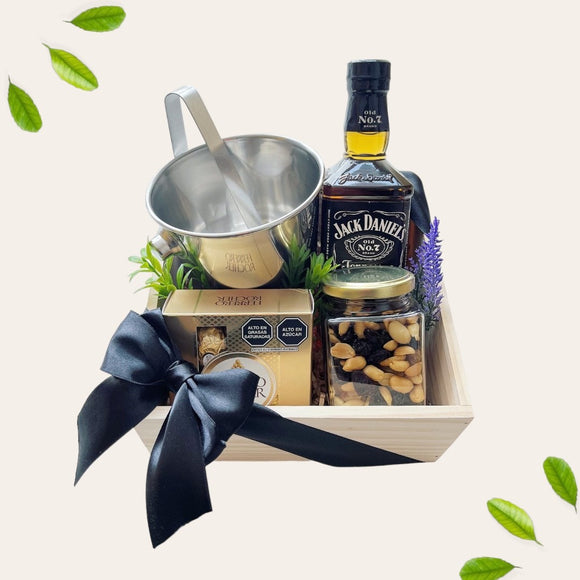 Gift Box Whisky 3 | Regalos Personalizados | Boketto Lima. Regalos para mujeres y hombres en su Cumpleaños, Día de la Madre, Día del Padre, San Valentín. Regalos para mi novio o novia en nuestro Aniversario o Matrimonio. Detalles para regalar. Regalos a domicilio. Box de regalo. Gift Box en Lima.